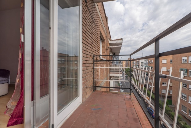 Piccola terrazza di una casa con un piccolo terrazzo quadrato in terra battuta