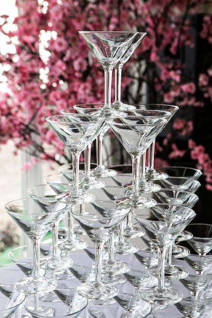 Piccola torre del `s di Champagne o del bicchiere di vino vuoto nel partito di ricevimento nuziale