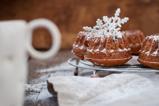 Piccola torta al forno decorata con fiocchi di neve