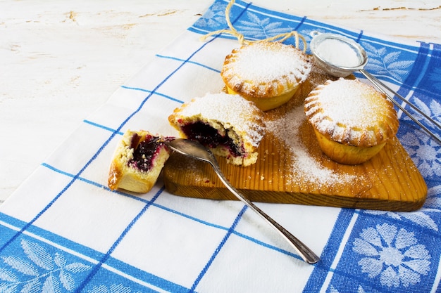 Piccola torta dolce sul tagliere