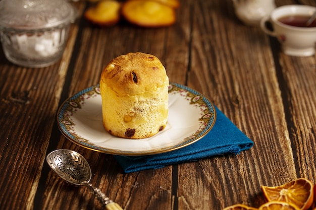 Piccola torta in un piatto su un tavolo di legno