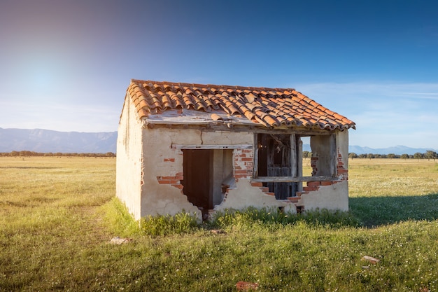 Piccola vecchia casa con il tetto crollato