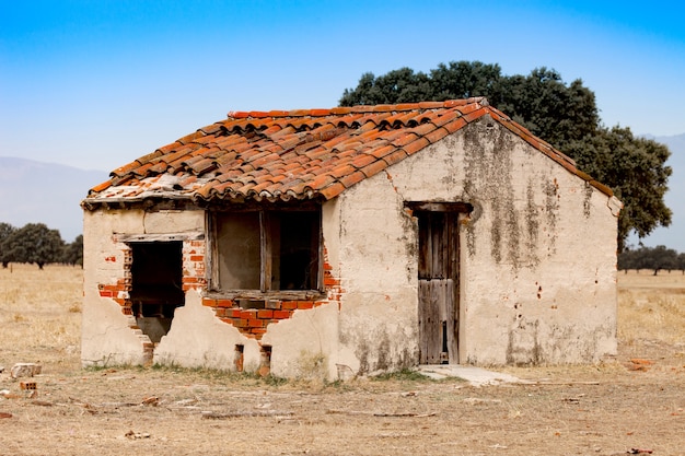 Piccola vecchia casa con il tetto crollato