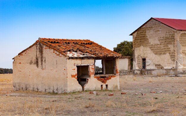 Piccola vecchia casa con il tetto crollato