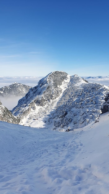 piccola vecchia chiesa in cima alla montagna Splendide montagne alpine in inverno Bayrischzell Baviera Germania Vista impressionante e mozzafiato sulle alpi durante la stagione invernale