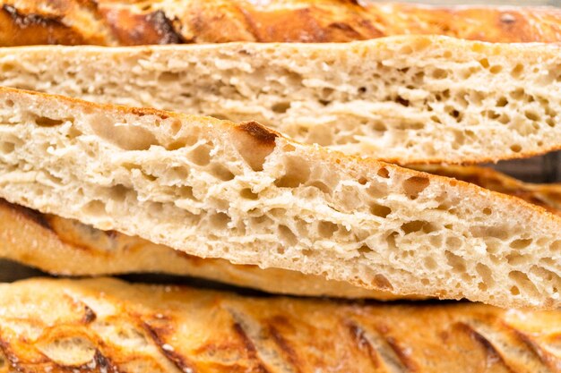 Piccole baguette francesi appena sfornate.