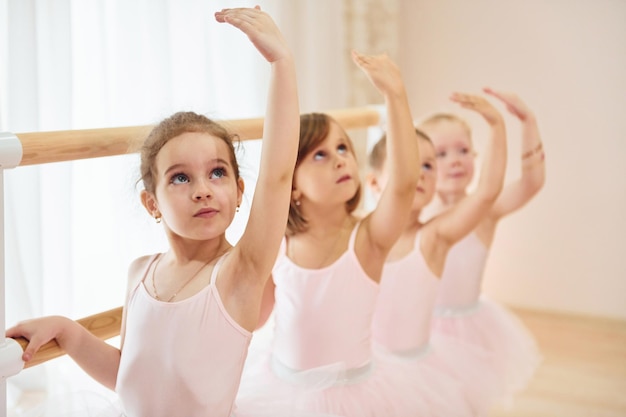 Piccole ballerine che si preparano per la performance praticando passi di danza