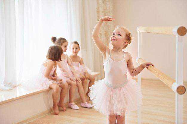 Piccole ballerine in uniforme rosa che si preparano per la performance