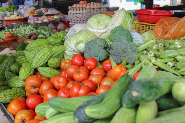 Piccole bancarelle che vendono frutta e verdura nel mercato