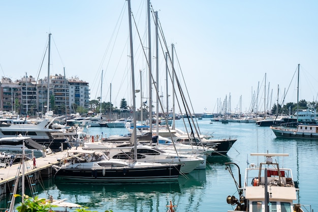 Piccole barche a vela e yacht ormeggiati al porto del Pireo