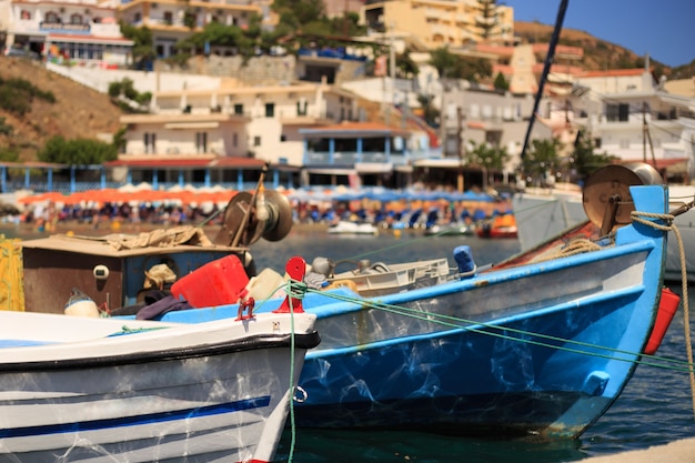 Piccole barche da pesca al molo nel villaggio di pescatori denominato Bali