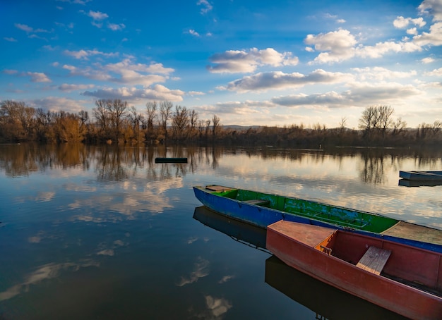 Piccole barche di legno sul lago calmo