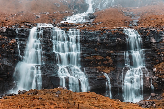 Piccole cascate sulle Isole Faroe.