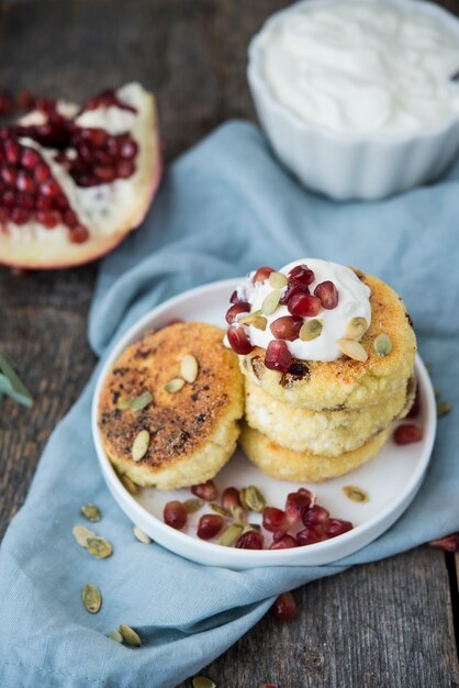 Piccole cheesecakes con panna acida