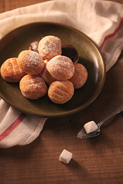 Piccole ciambelle con messa a fuoco selettiva di zucchero a velo