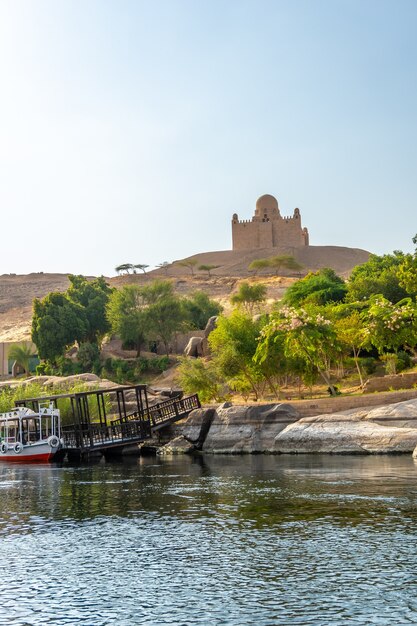 Piccole città e antichi templi che navigano sul fiume Nilo nella città di Assuan. Egitto