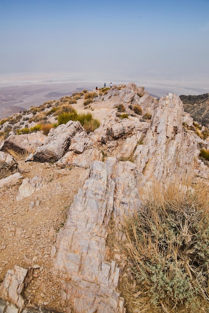 Piccole formazioni rocciose del deserto in cima alla montagna della Death Valley