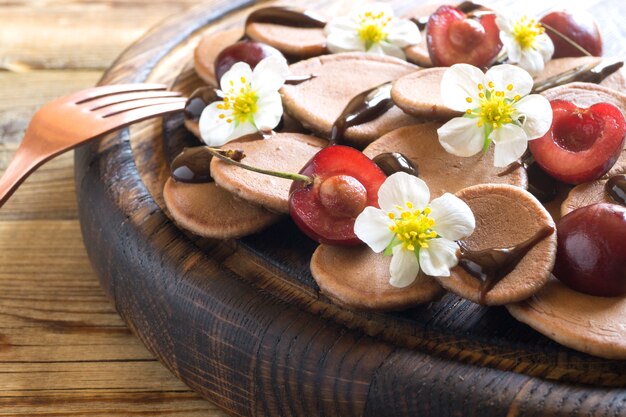 Piccole frittelle con ciliegie e cioccolato