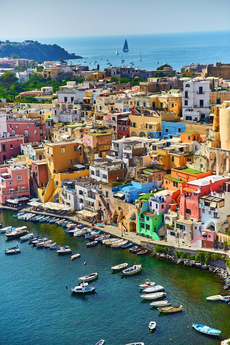 Piccole imbarcazioni in porto su una baia dell'isola di Procida, Napoli, Italia