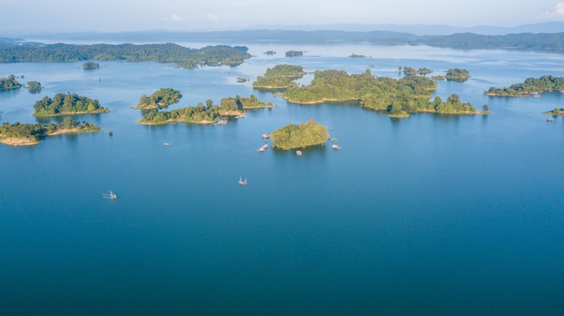 Piccole isole con alberi verdi paesaggio