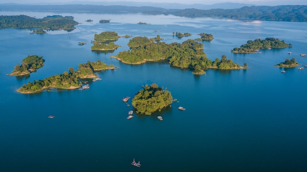 Piccole isole con alberi verdi paesaggio