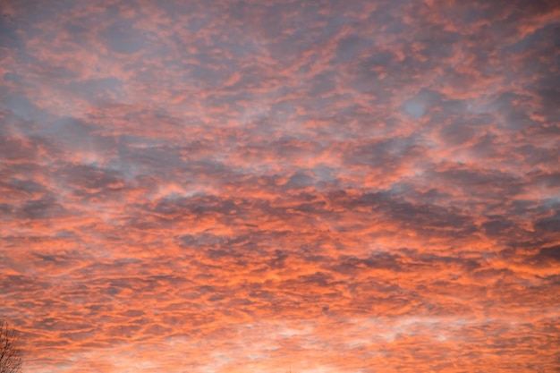 Piccole nuvole sono evidenziate in rosso al tramonto