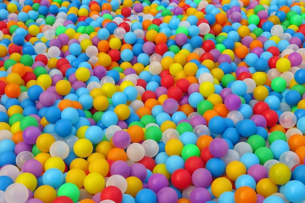 Piccole palline di plastica colorate