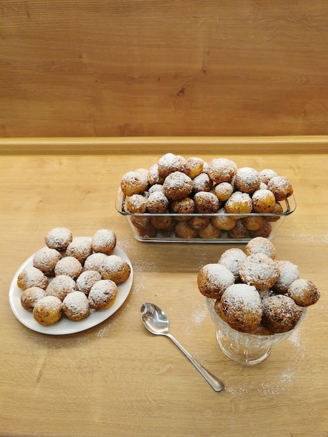 Piccole palline di ricotta Ciambelle di ricotta appena fatte cosparse di zucchero a velo