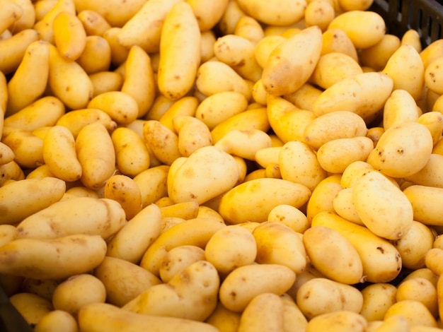 Piccole patate da vendere al mercato dell'agricoltore.