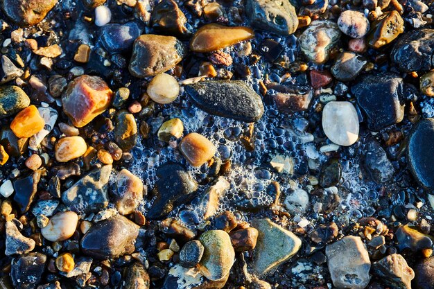 Piccole pietre nell'acqua sulla spiaggia