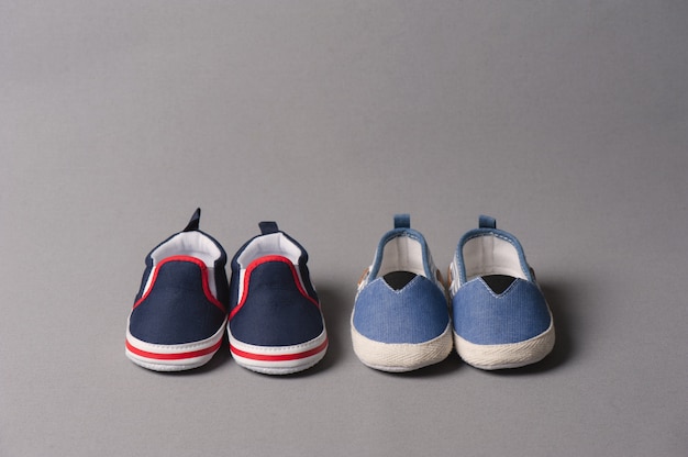 Piccole scarpe per il primo piano del bambino