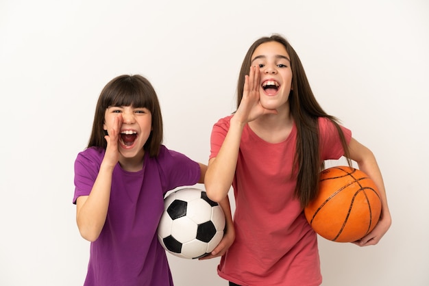 Piccole sorelle che giocano a calcio e basket isolato su sfondo bianco gridando e annunciando qualcosa