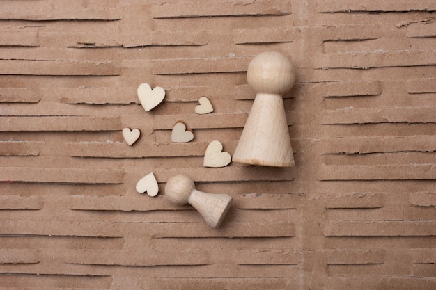 Piccole statuine in legno e icone del cuore in vista