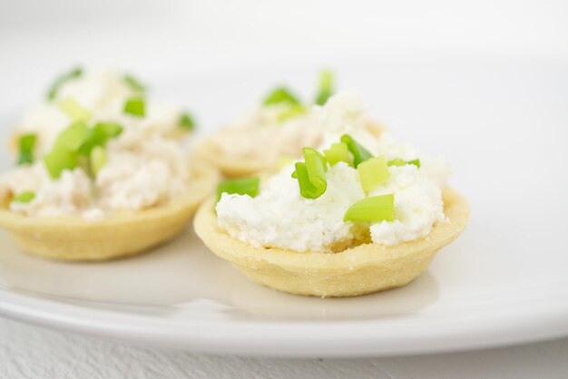 Piccole tartellette con formaggio fresco e crema di pesce