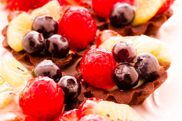 Piccole tartellette di frutta fresca al bar dei dessert.