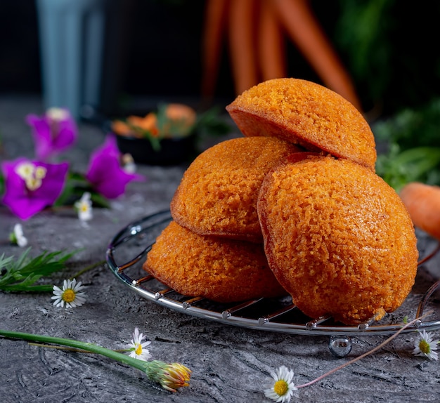 Piccole torte di carote con zucchero a velo adatte per la colazione