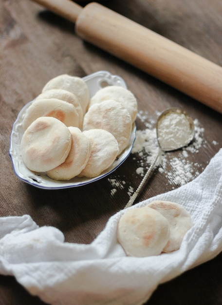 Piccole torte pita su un tavolo di legno