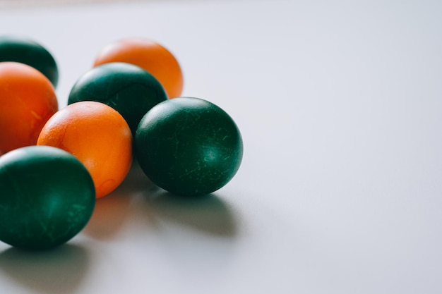 Piccole uova di Pasqua multicolori sul kulich addobbate a festa con colorate uova dipinte dipingono lo sfondo