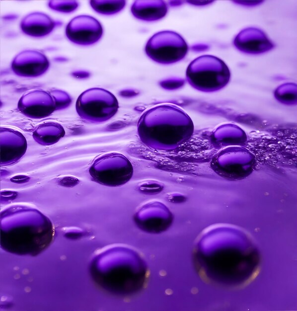 Piccole viola che galleggiano in una pozza d'acqua