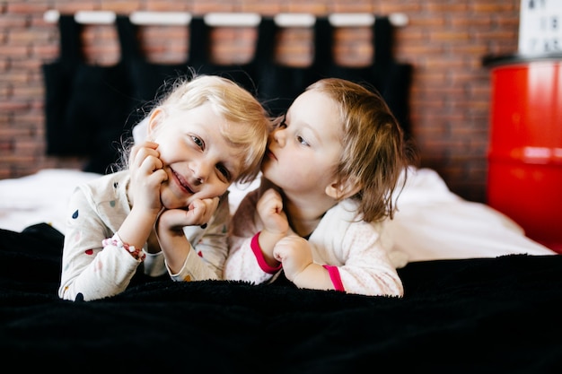 piccoli bambini carini stanno giocando insieme