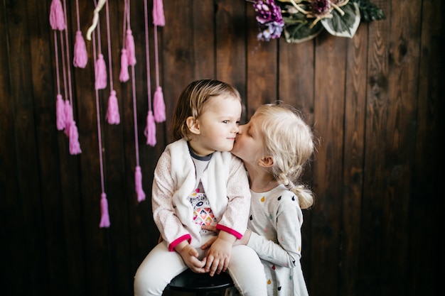 piccoli bambini carini stanno giocando insieme