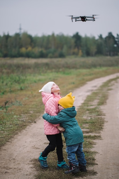 Piccoli bambini caucasici che giocano nel campo autunnale