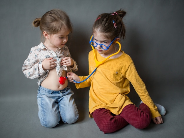 piccoli bambini che giocano al dottore