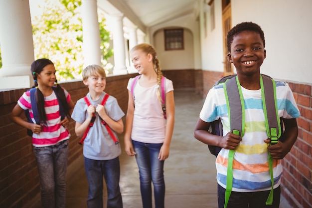 Piccoli bambini della scuola nel corridoio della scuola