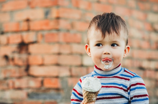 Piccoli bambini espressivi in posa