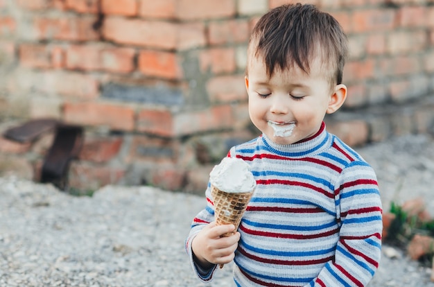 Piccoli bambini espressivi in posa