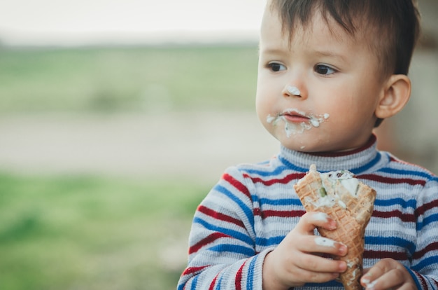 Piccoli bambini espressivi in posa