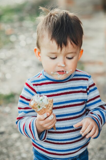 Piccoli bambini espressivi in posa