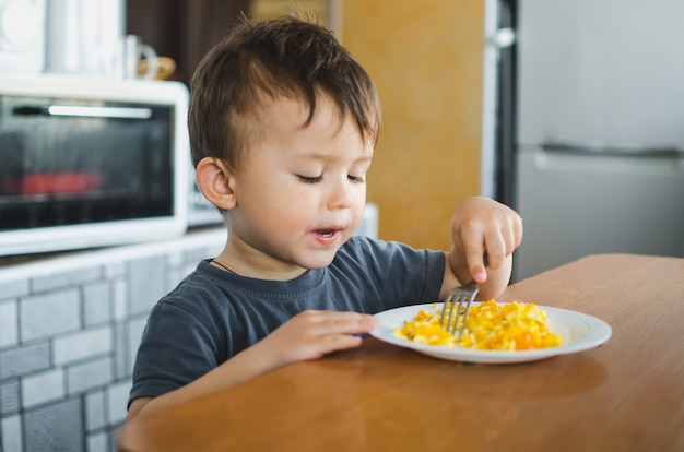 Piccoli bambini espressivi in posa