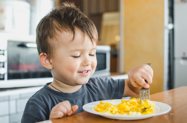 Piccoli bambini espressivi in posa